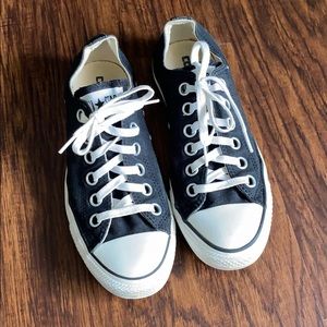 Black low rise converse